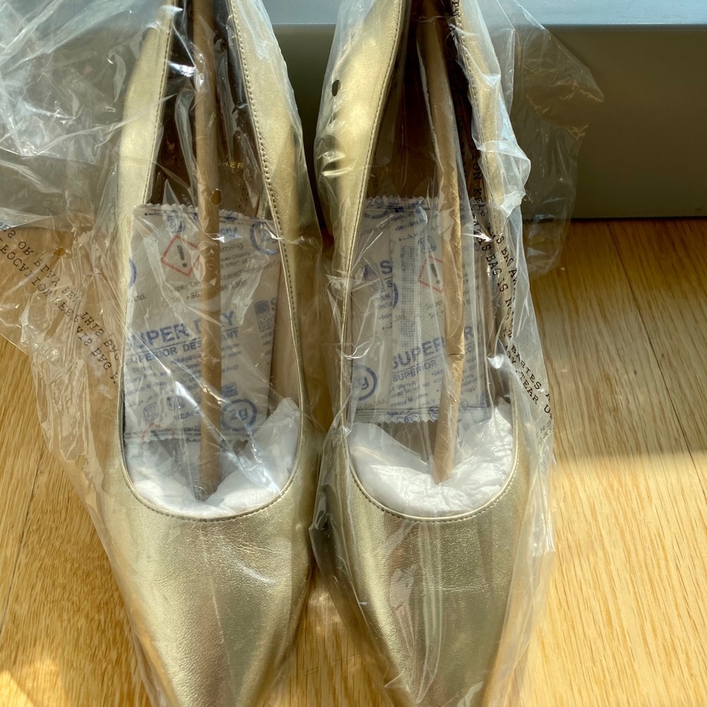MARC FISHER POINTED GOLD METALLIC HIGH HEELS - Picture 2 of 10